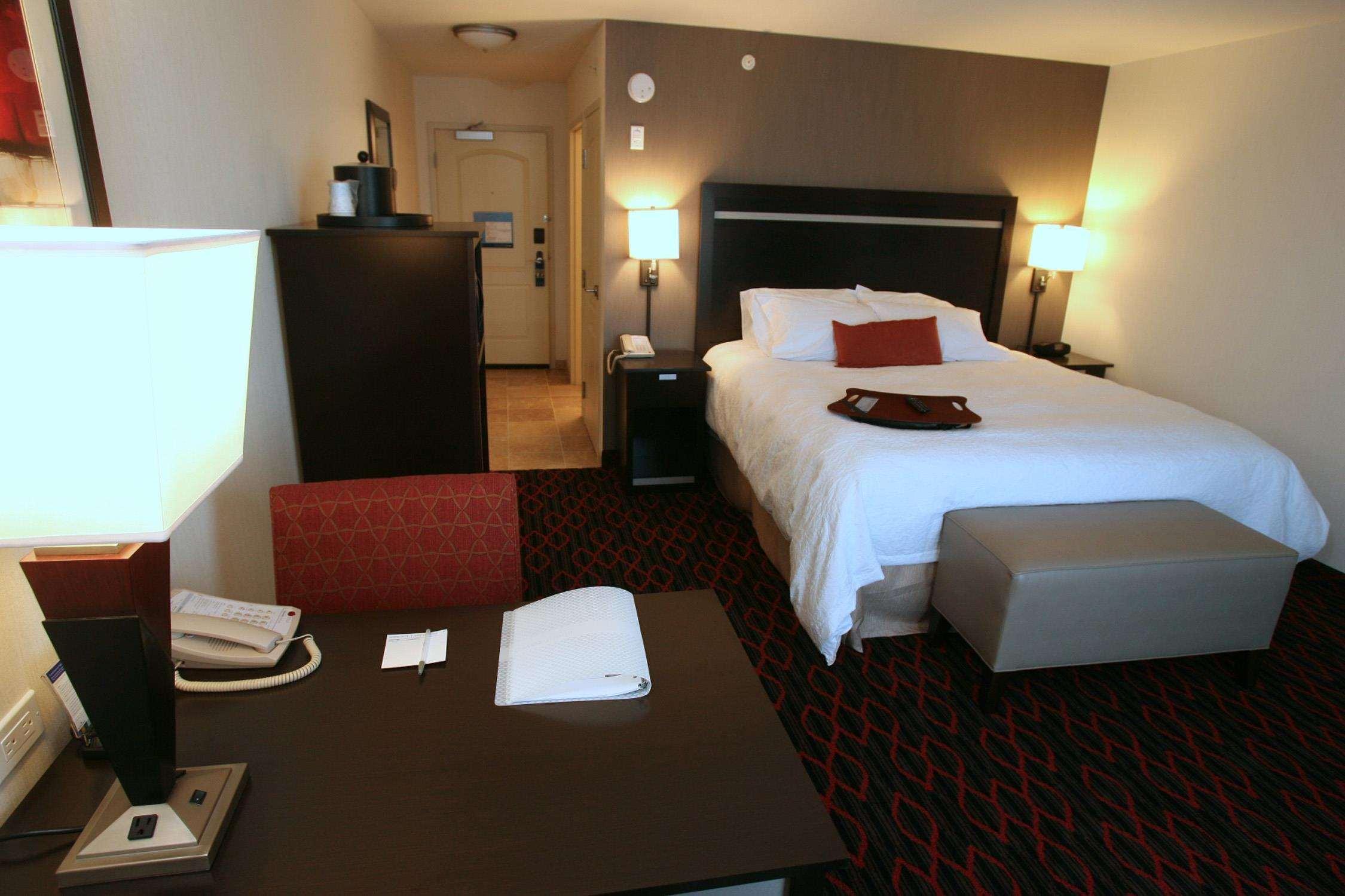 Hampton Inn & Suites Red Deer Penhold Δωμάτιο φωτογραφία