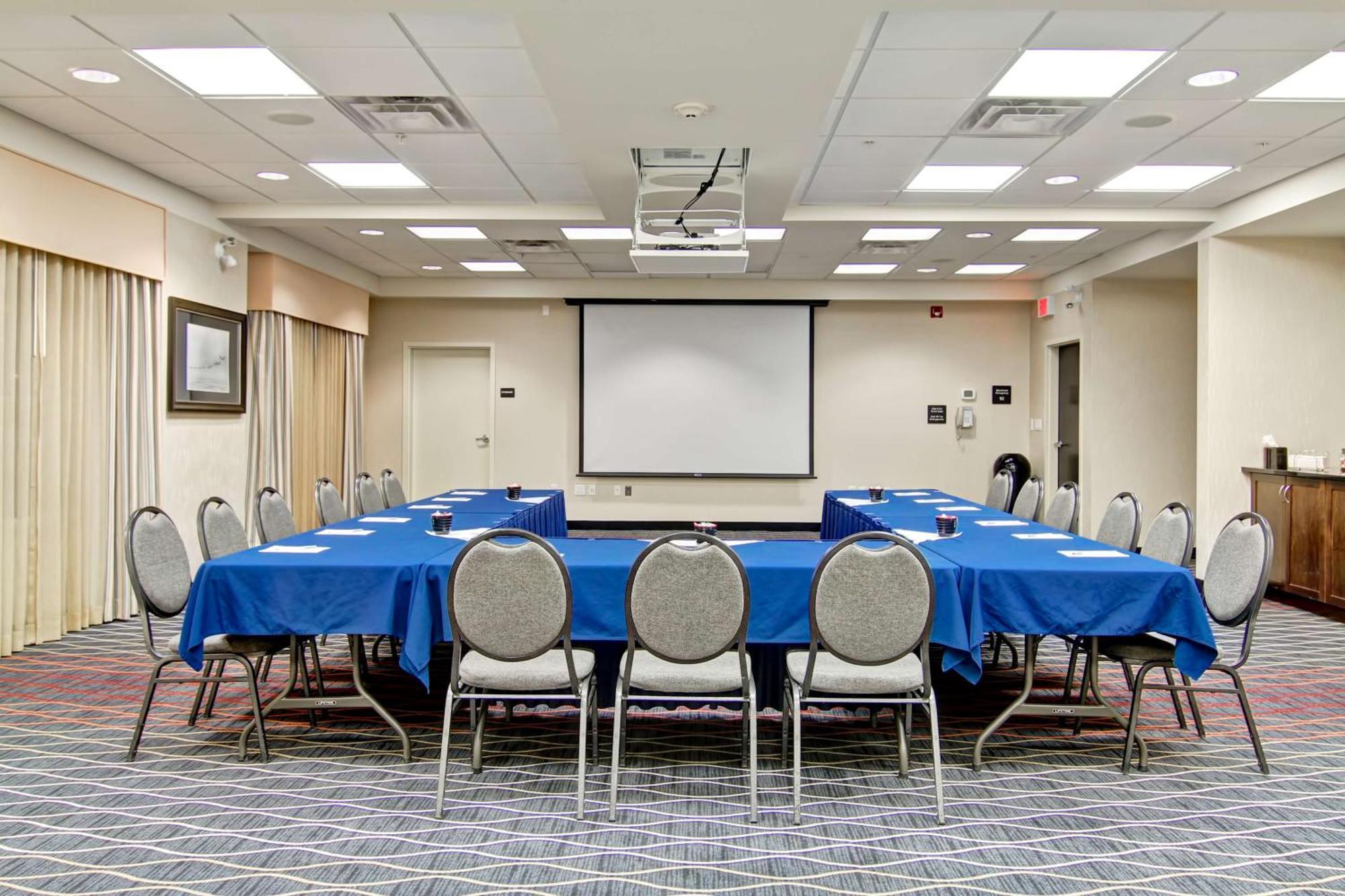 Hampton Inn & Suites Red Deer Penhold Εξωτερικό φωτογραφία