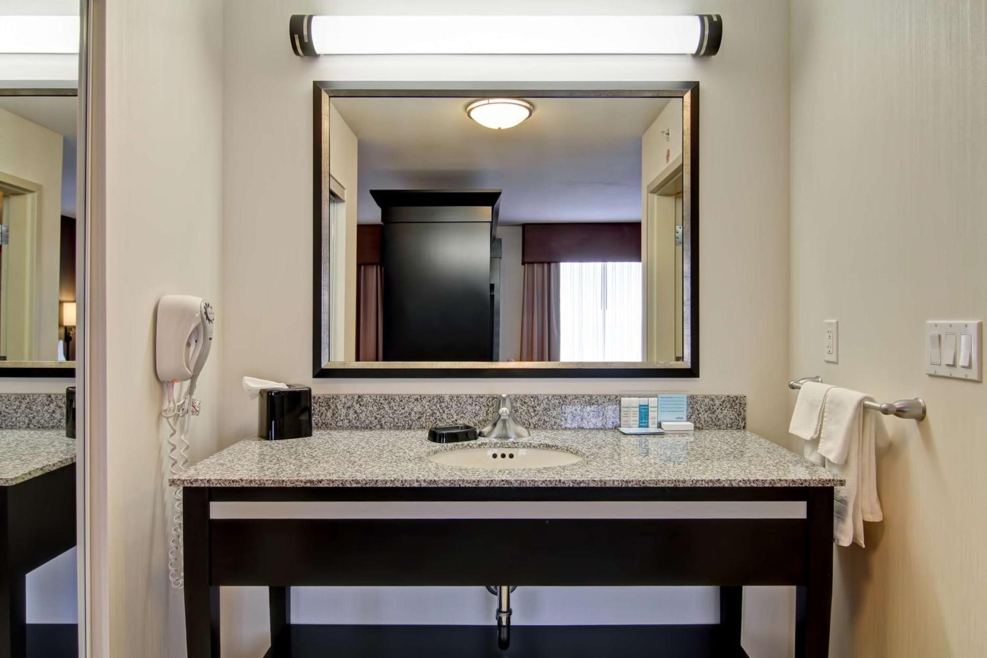Hampton Inn & Suites Red Deer Penhold Εξωτερικό φωτογραφία