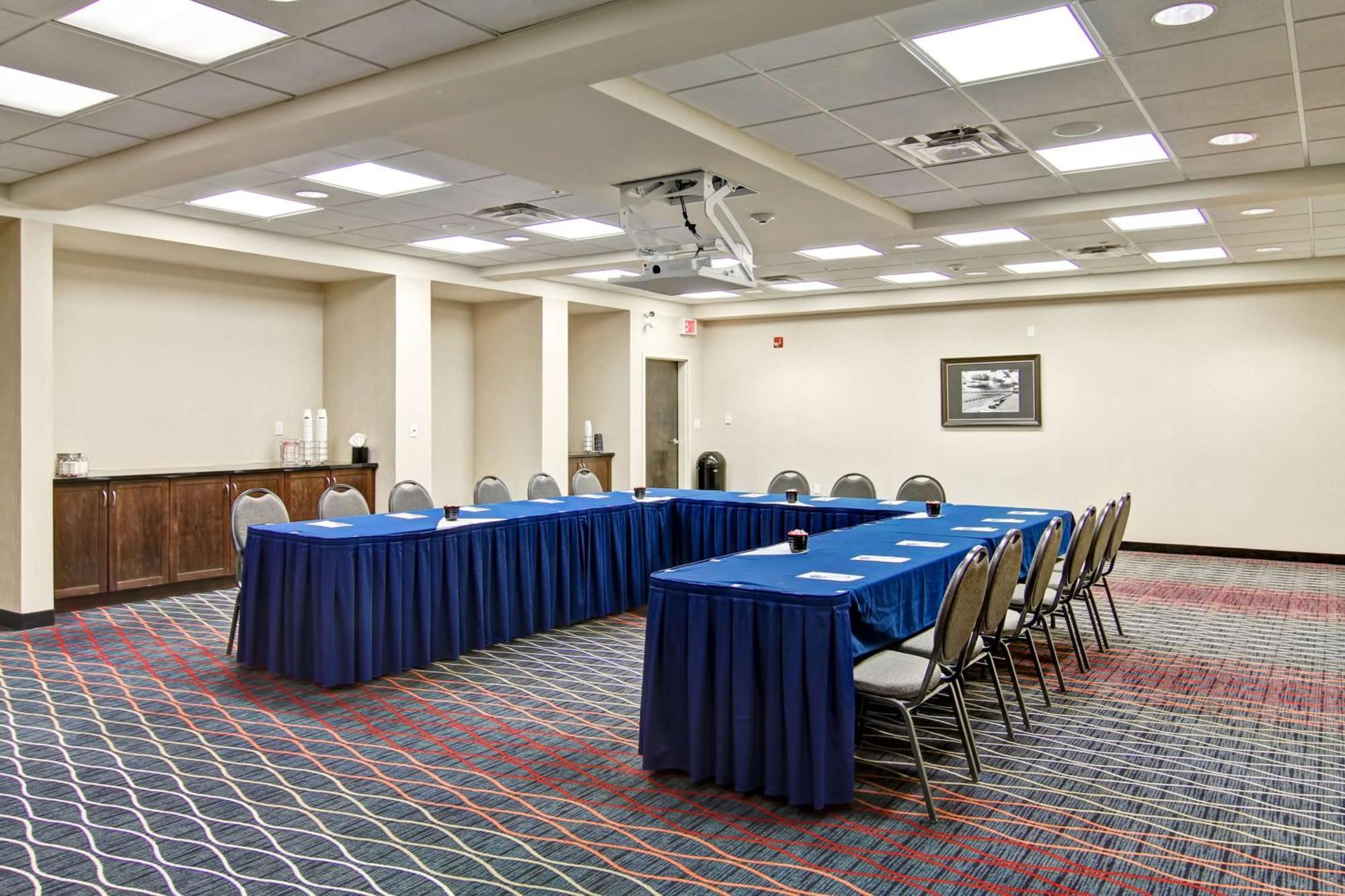 Hampton Inn & Suites Red Deer Penhold Εξωτερικό φωτογραφία